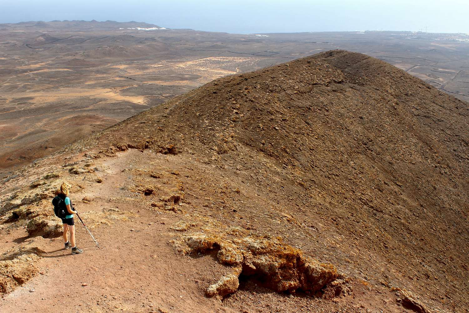 Crater rim, Montana de Tinaguache, Lanzarote : Photos, Diagrams & Topos ...