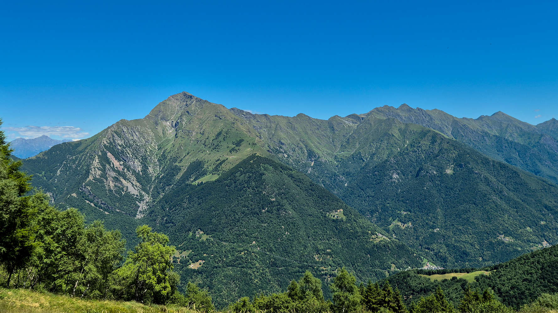 Monte Legnone (2,609m) from Muggio Ridge : Photos, Diagrams & Topos ...