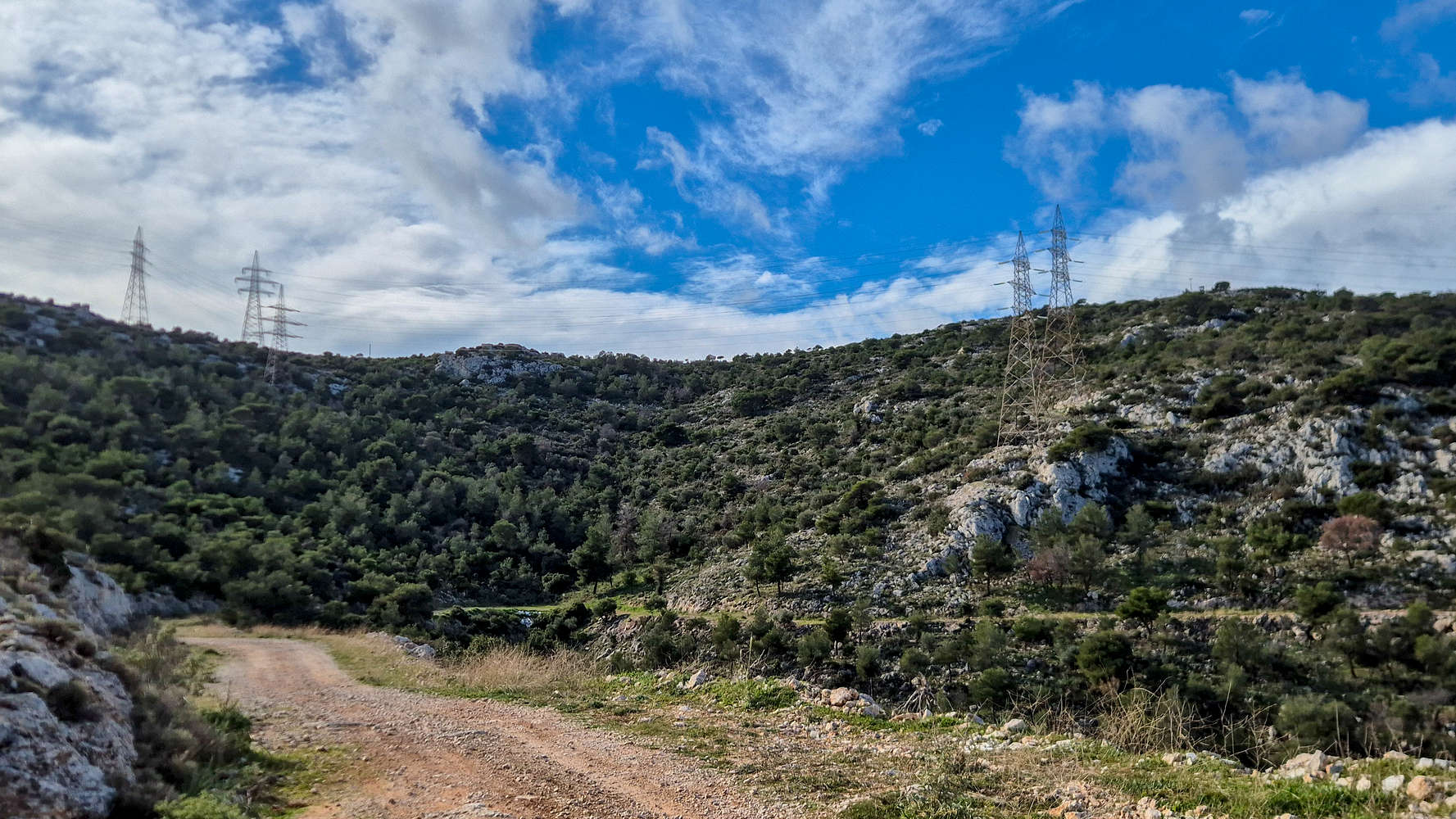 Our shortcut is the rib leading to the two pylons on the right.