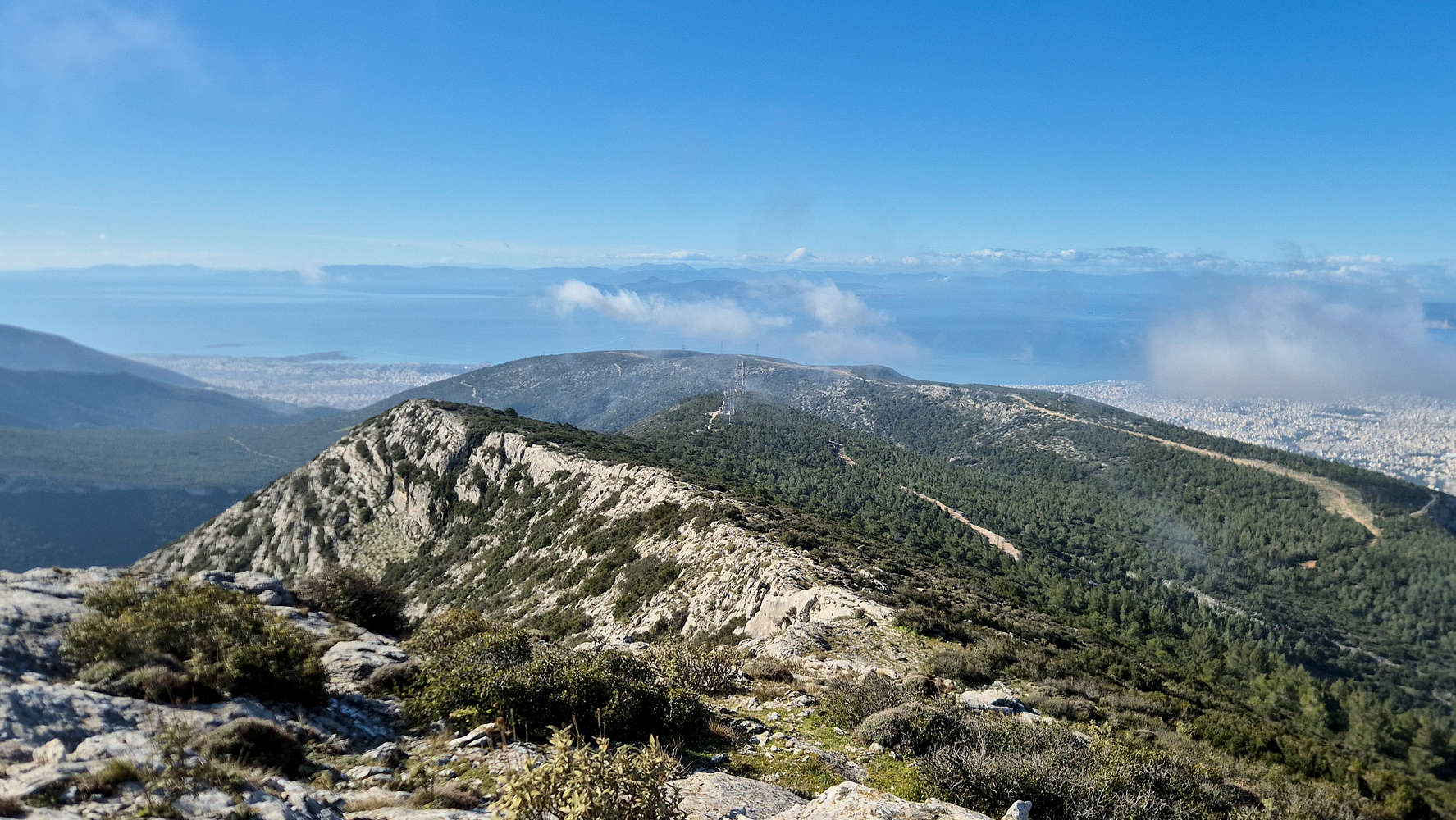 Views of the ridge & sea from the summit.