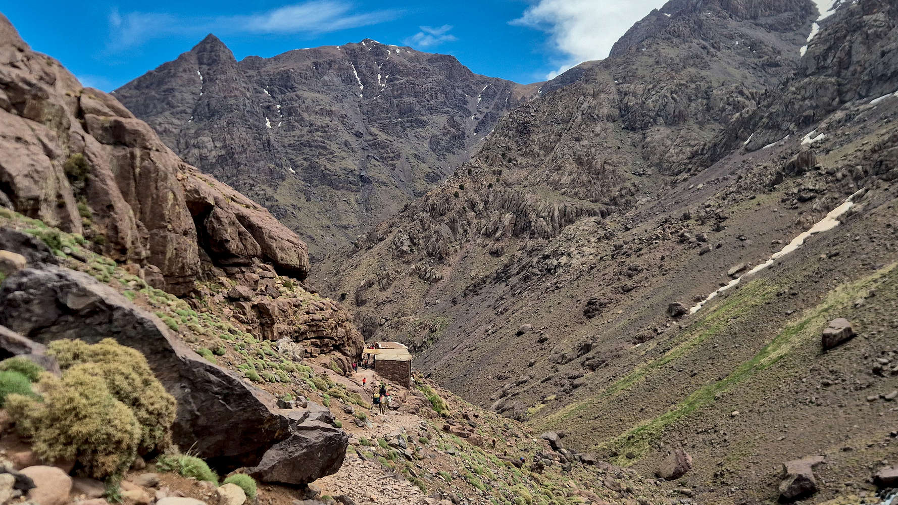 Tarharate (3,491m) (left) as we hike past the stalls after the pass.