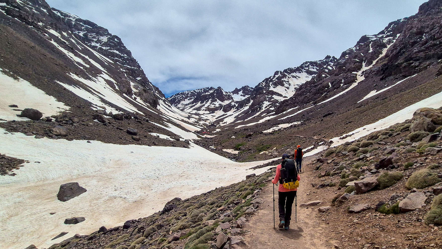 Nearing the refuge, the 4,000ers seen ahead.
