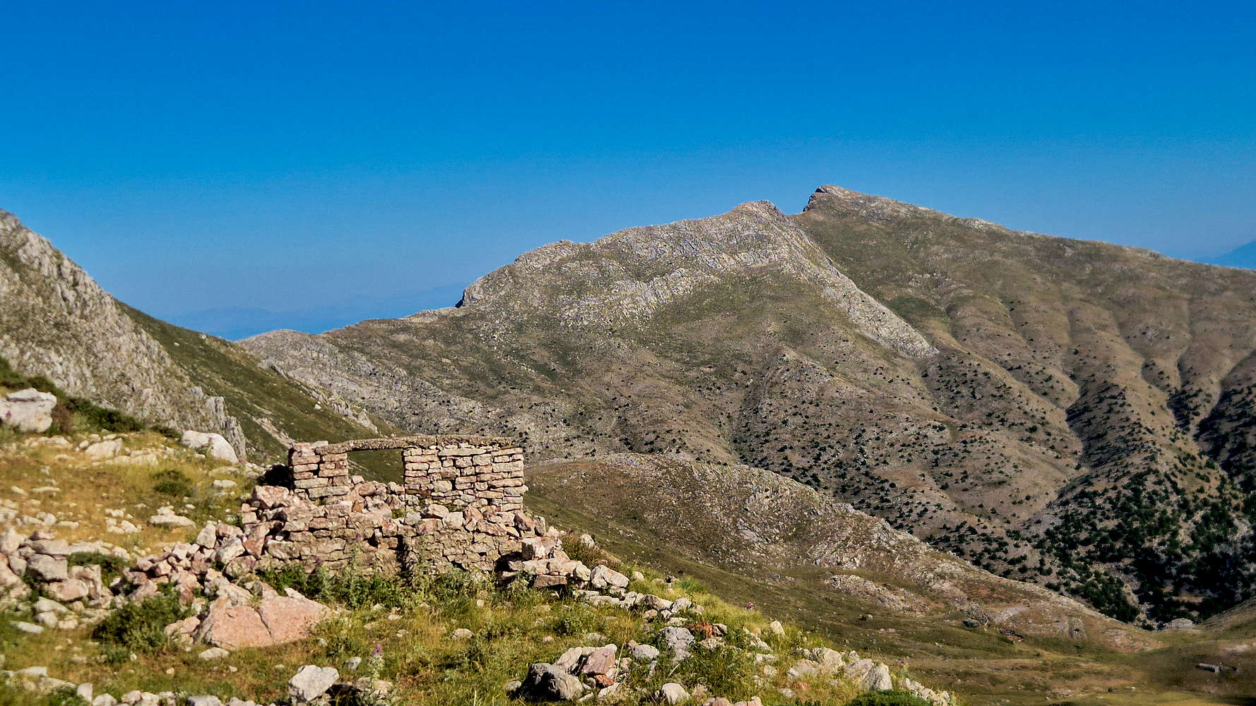 Old shed (Γρέκι) on Olonos Plateau (c. 1830m).