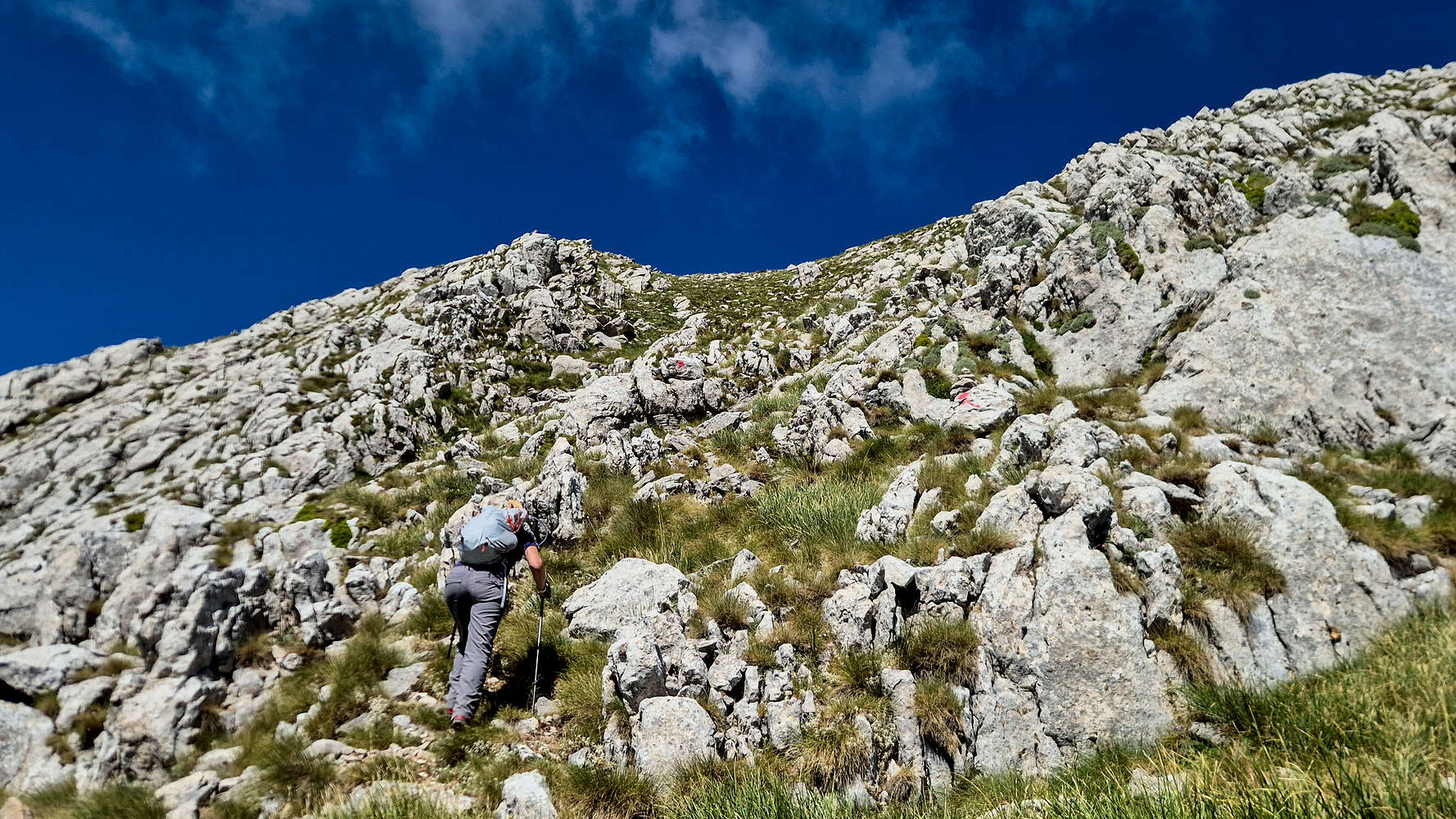 Navigating towards the pre-summit bowl.