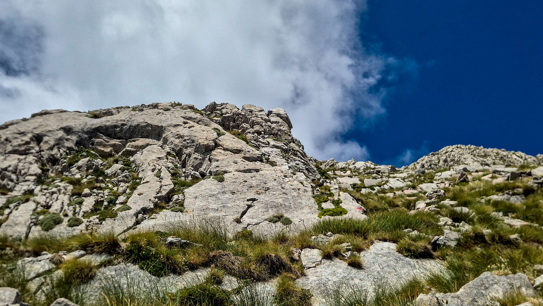 The pillar of the middle couloir (II+, 15m) image center (outcrop right).
