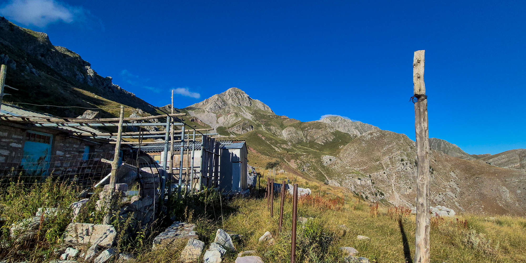 The large sheds below Mikri Mouggila (1,900m).