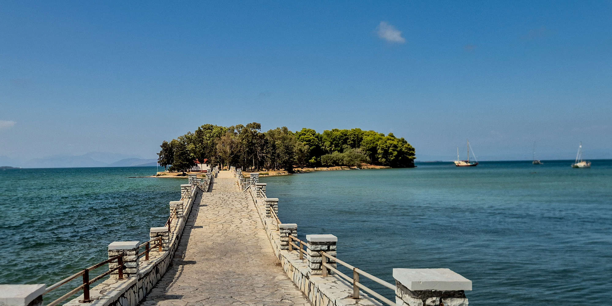 The pedestrian bridge leading onto Koukoumitsa.