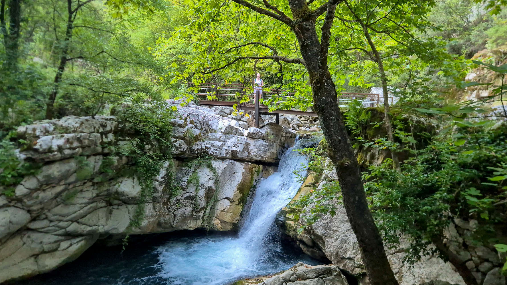 Nieve at the large Kouiasas waterfall.