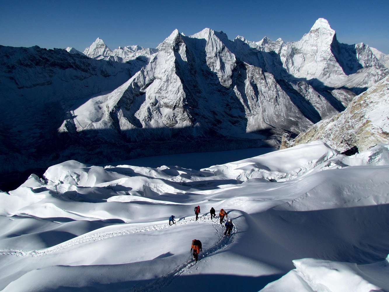 Early morning light on Imja Tse glacier : Photos, Diagrams & Topos ...