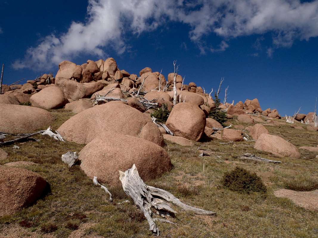 Rock outcrops along SE approach (c) : Photos, Diagrams & Topos : SummitPost