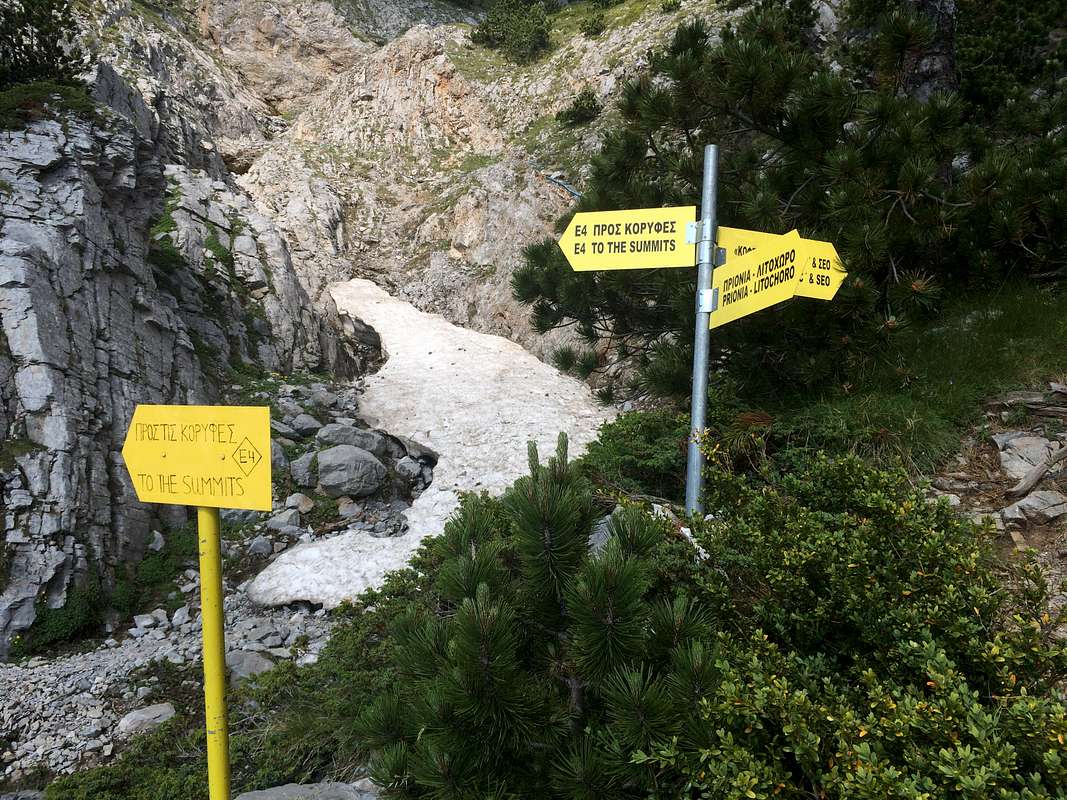 Clear signage to the summits : Photos, Diagrams & Topos : SummitPost