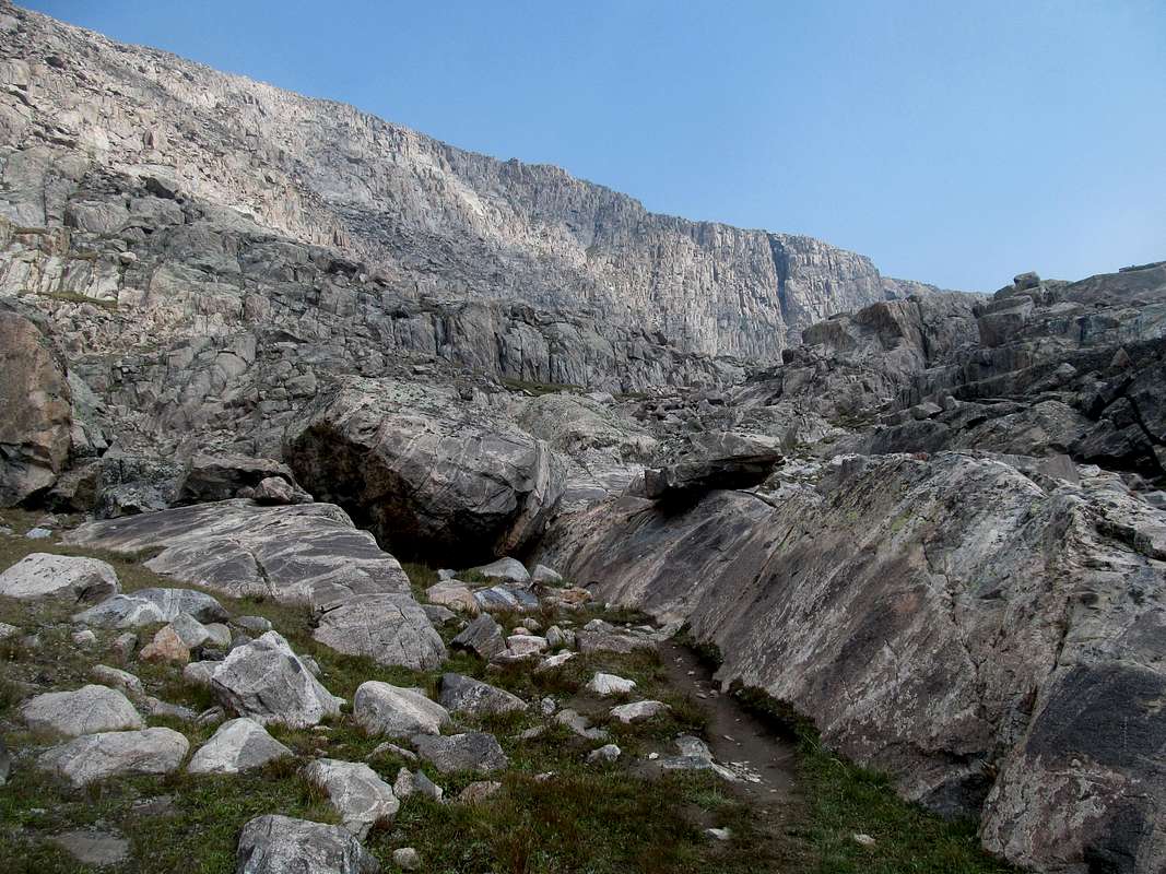 the massive wall of the SW ridge : Photos, Diagrams & Topos : SummitPost