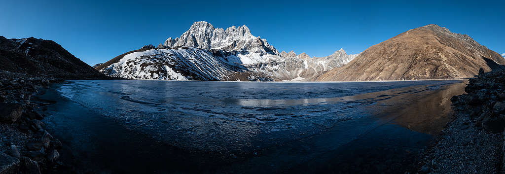 dudh pokhari lake and the machhermo and gokyo ri peaks