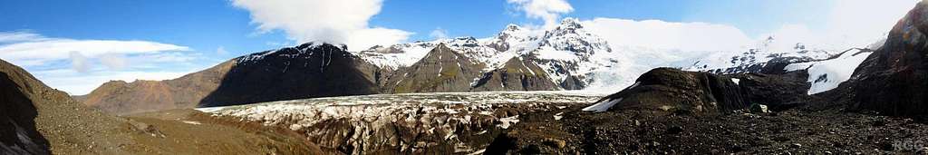 Panorama of the Svínafellsjökull glacier and Hrútsfjallstindar towering over it