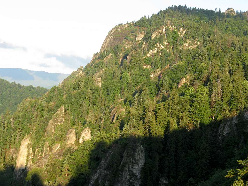 Anthropomorphic and zoomorphic crags of the Narăţ