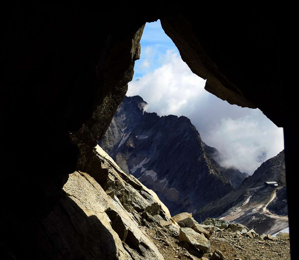 Window inside the WWI cave allong Sentiero dei Fiori