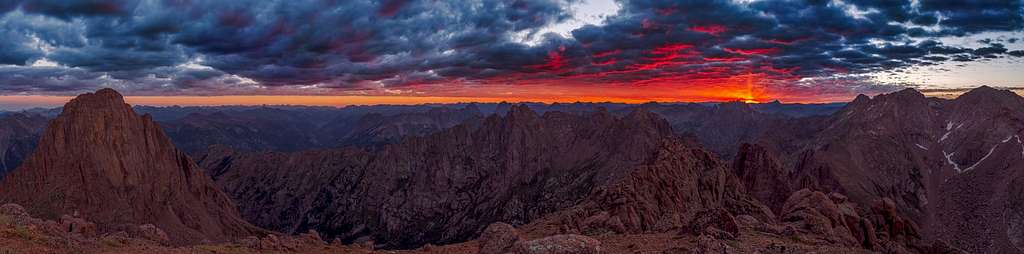 Sunrise panorama from Turret Peak