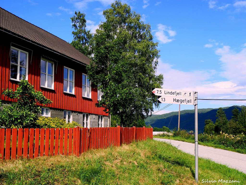 Signpost at the Y crossroads along the acces to Hægefjell