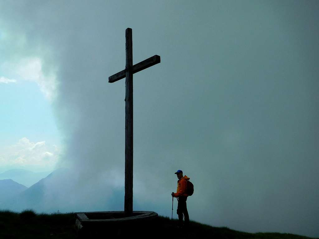 A dark cloud shrouding the summit of Cengledino