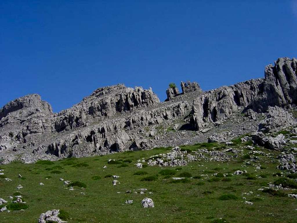 The rocky ridge of Aldamin