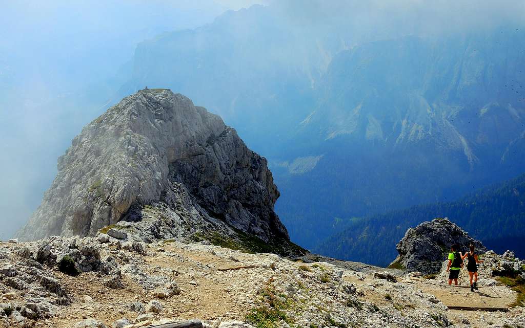 Rocky outcrop near the shoulder of Sas de Pütia