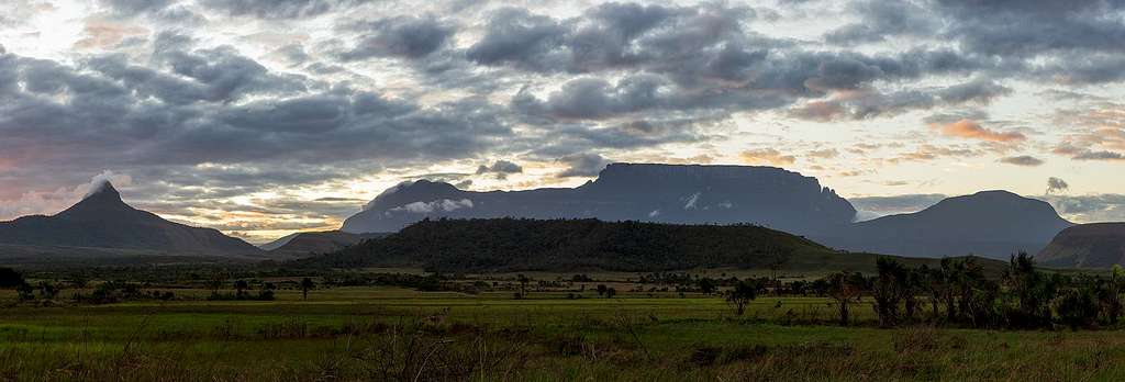 Manakapo tepui and Aprada massif