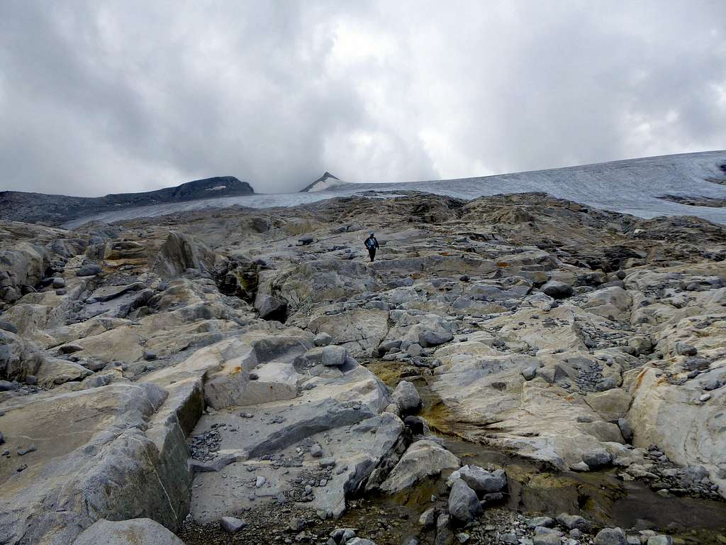 The vast morain slabs below Rieserferner Glacier