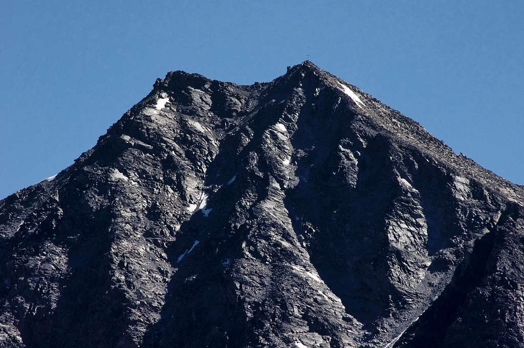 Zooming from West on the summit of Cima Vertana/Vertainspitze