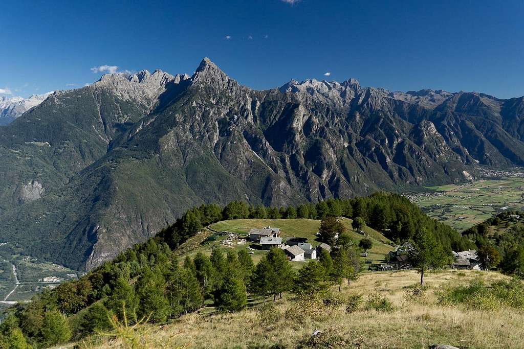 Alpe Cermeno in front of the Val Masino Alps