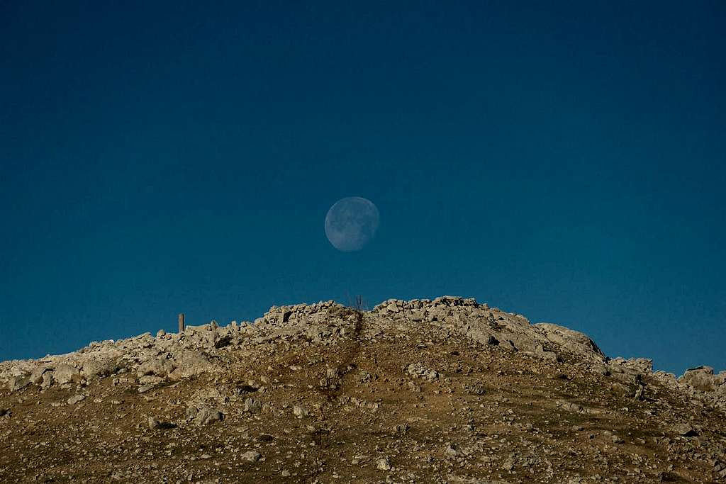 Moonset above Pico de Betancuria (725m)