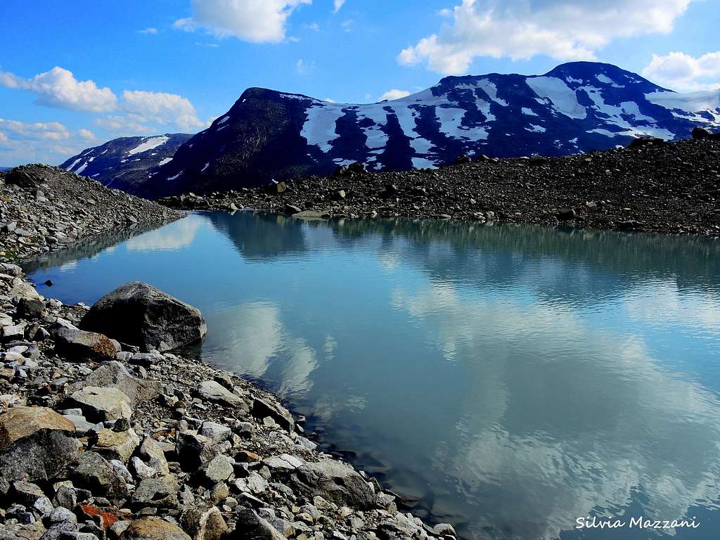 Falketind Pionerruta, small lake at the start of the stony valley