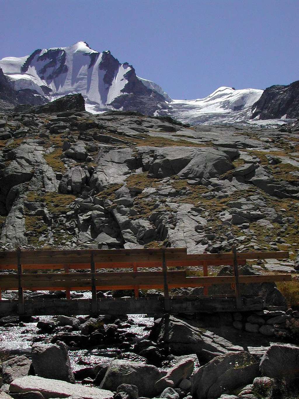 A wooden bridge seen from  the path<br> towards Federico Chabod Hut<i> 2750m</i>