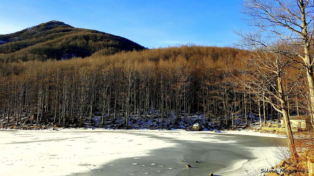 The Gemio Lake while freezing, Northern Appennines