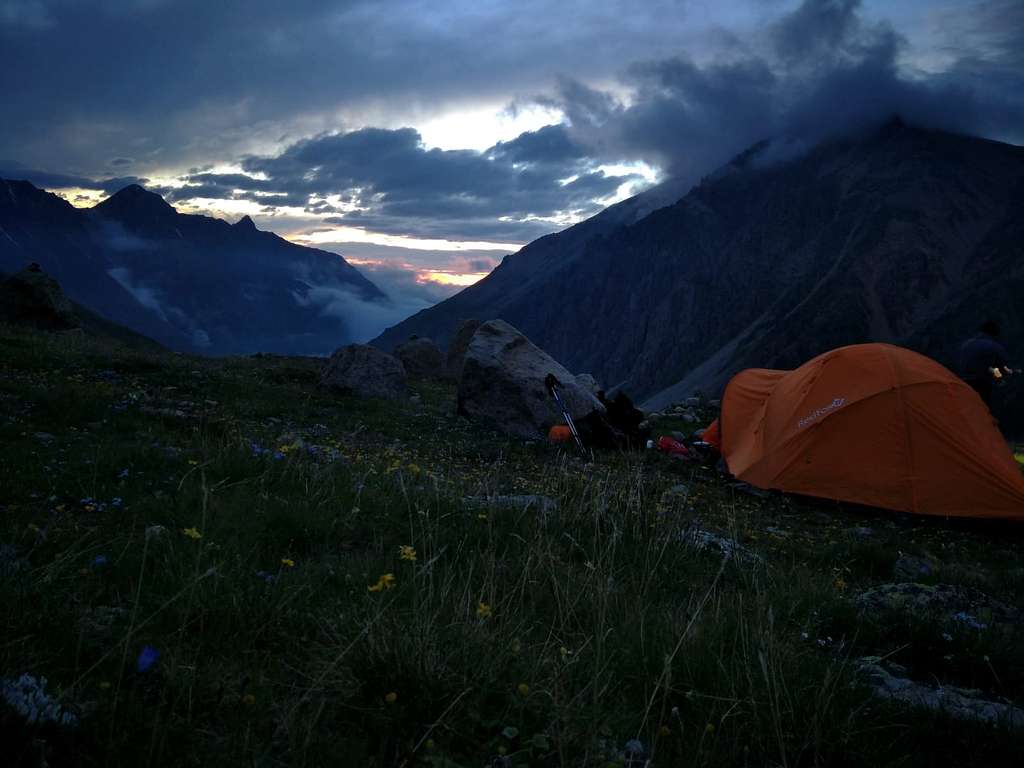 Camp on green shoulder below Kyukyurtlyu South Pass