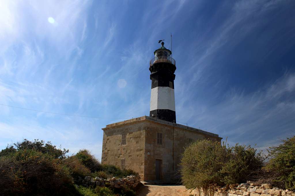 Hiking Malta's coastal paths. Delimara lighthouse