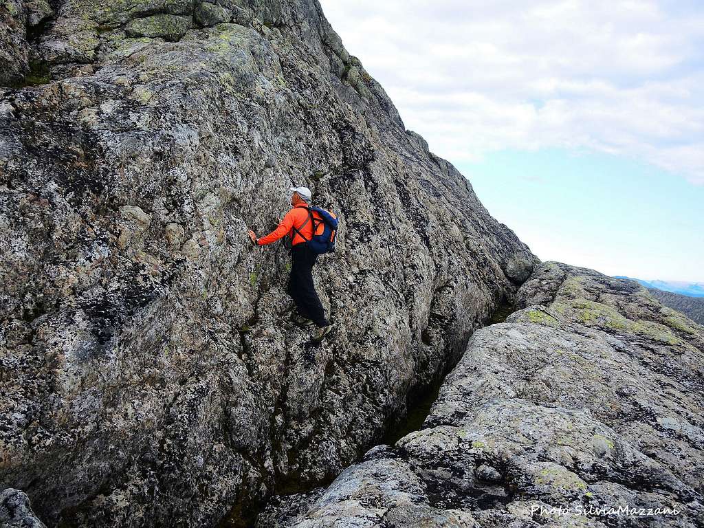 Climbing passage on Kvamshesten East ridge