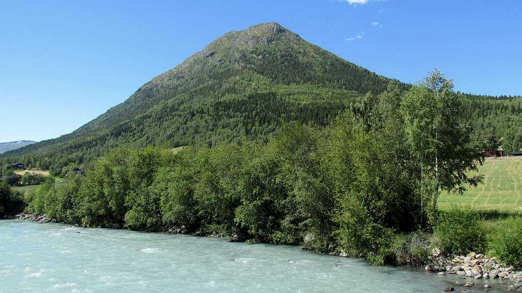 Lomseggen rises above the Bovre River