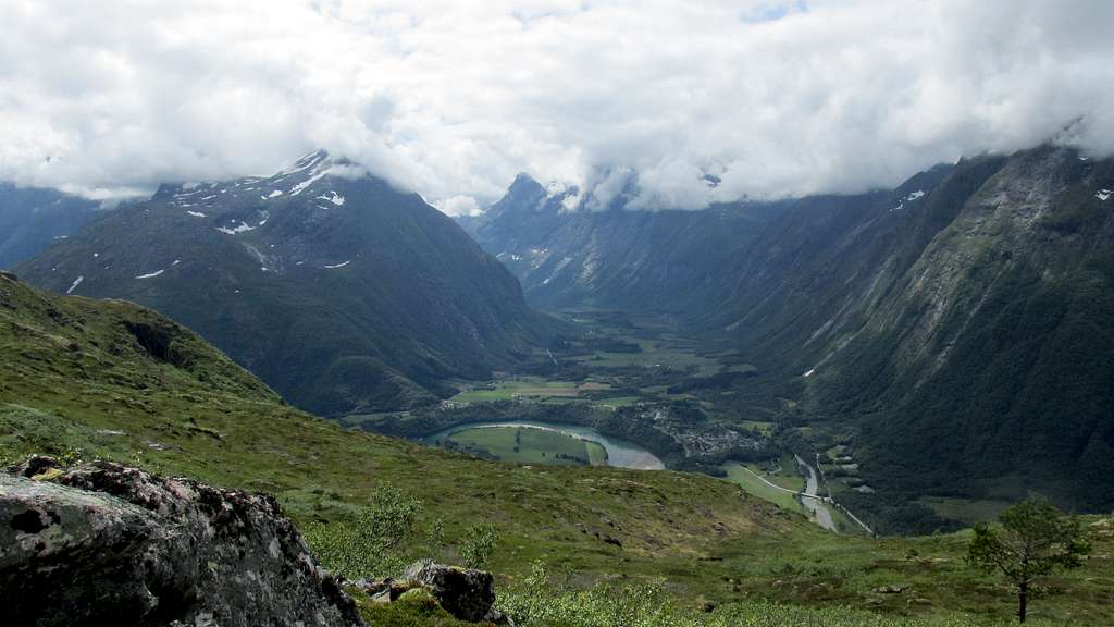 Isterdalen valley as seen from the Romsdalseggen