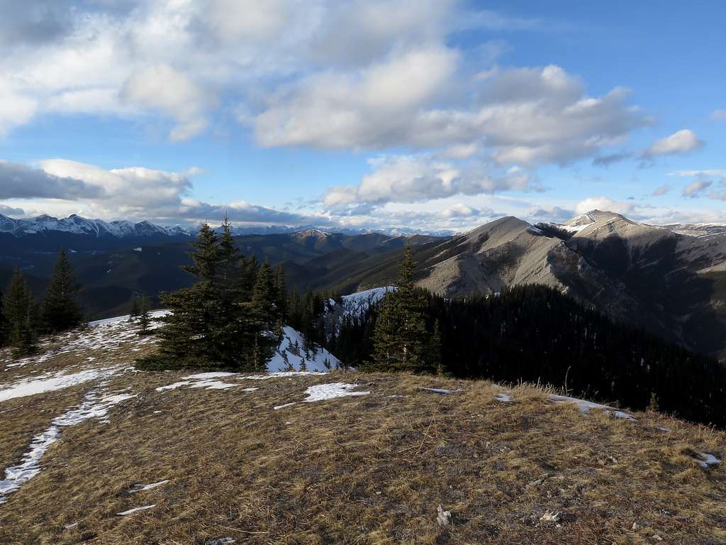 Looking along the north ridge from just below the summit of Prairie Mountain