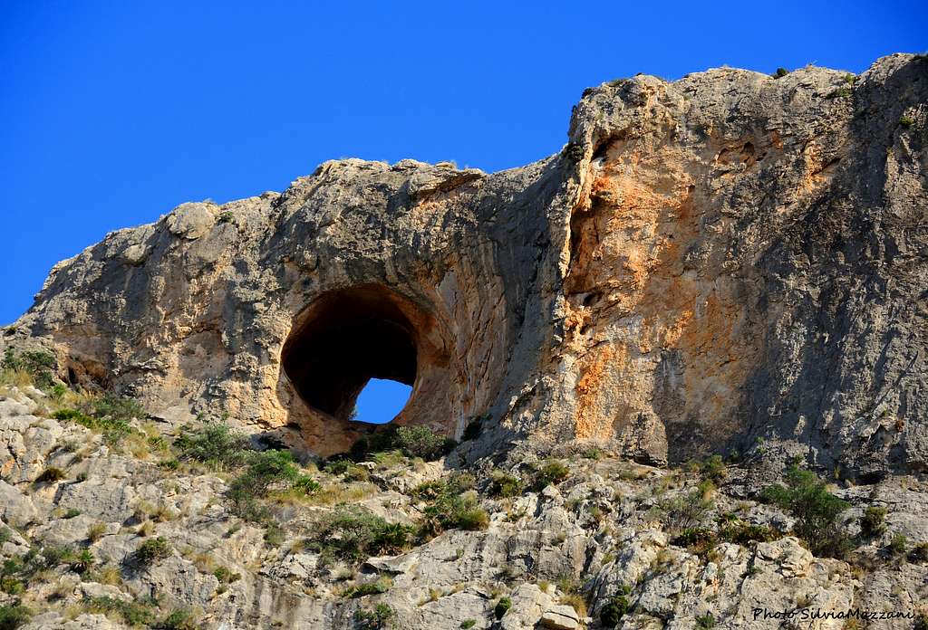 Huge round hole at the start of the route to the Cabeçó d’Or