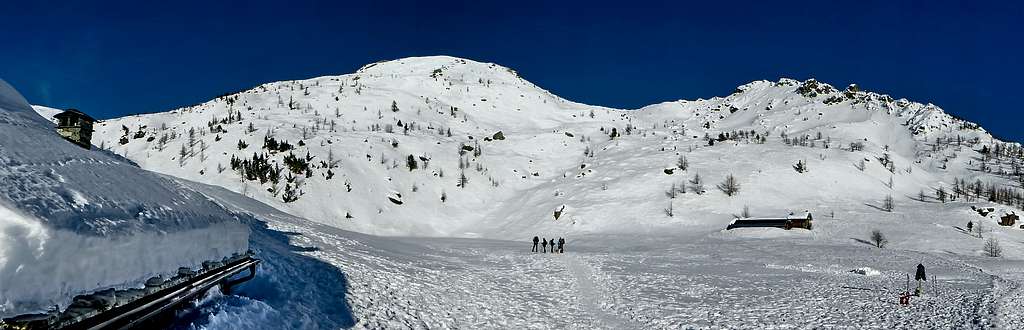 In view of the snow-covered Lac Muffè