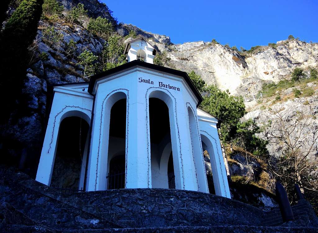 The small church of Santa Barbara along the route to Cima SAT