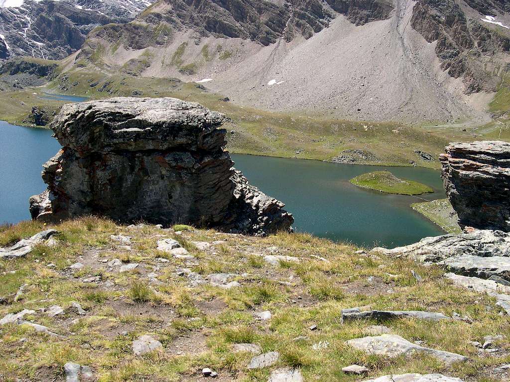 Even watching carefully between the rocks, no alien is visible near the UFO in Rosset lake