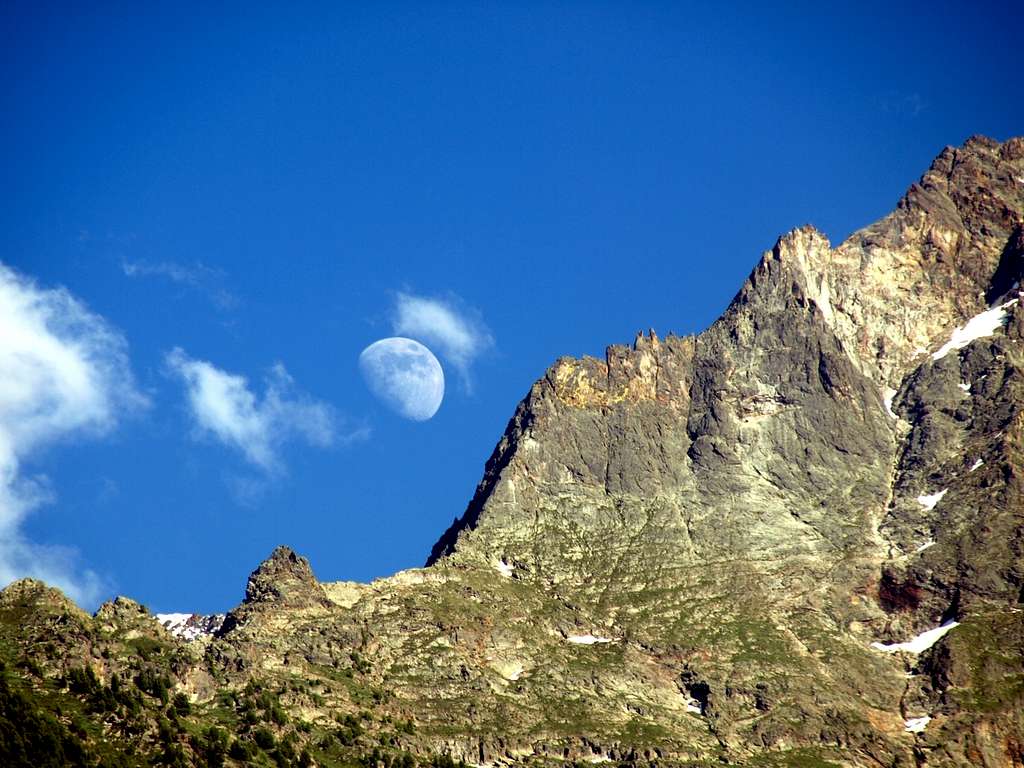 Lunar Moon & rocky La Dent de la Nona