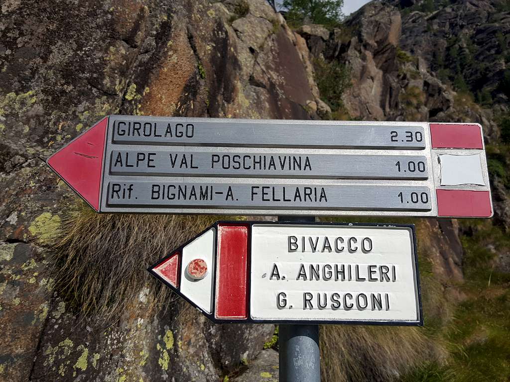Signpost at the start of the approach to Alpe Gera Lake