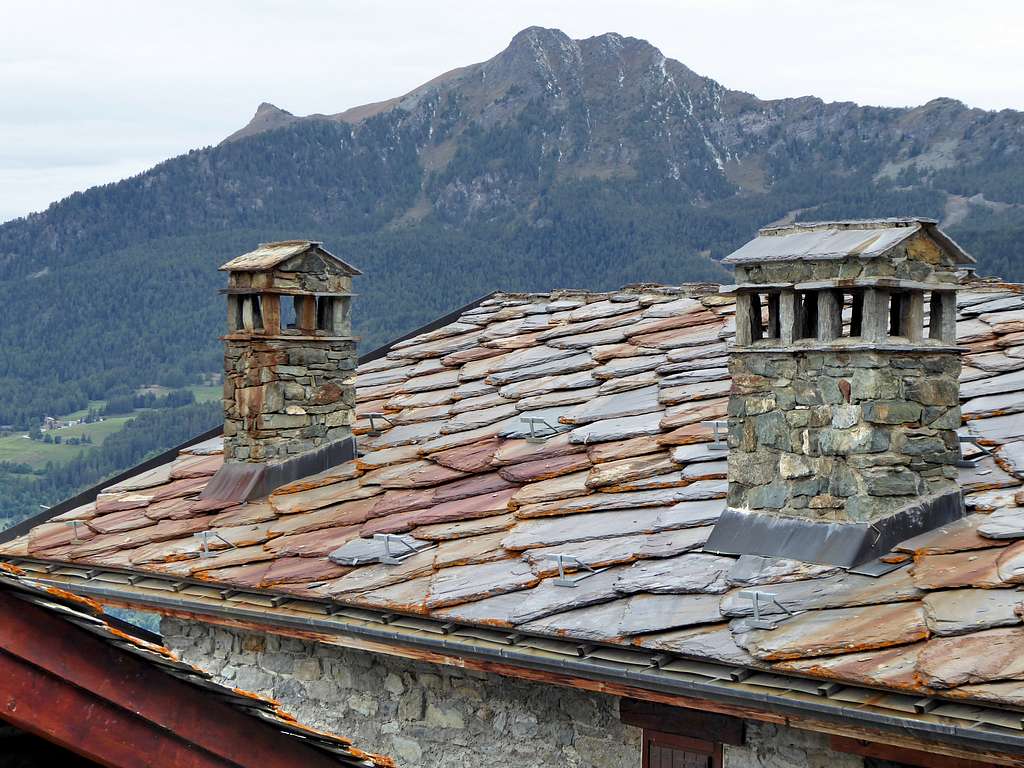 Becca d'Aver and Cima Longhede in background above the roofs of La Magdeleine
