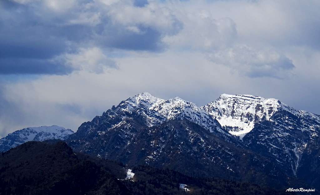 Corno della Marogna e Monte Tremalzo from Cima Rocca