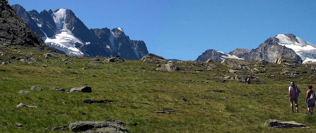 Gran Paradiso GROUP: arrival at the panoramic hanging meadow of Pian Tournetta