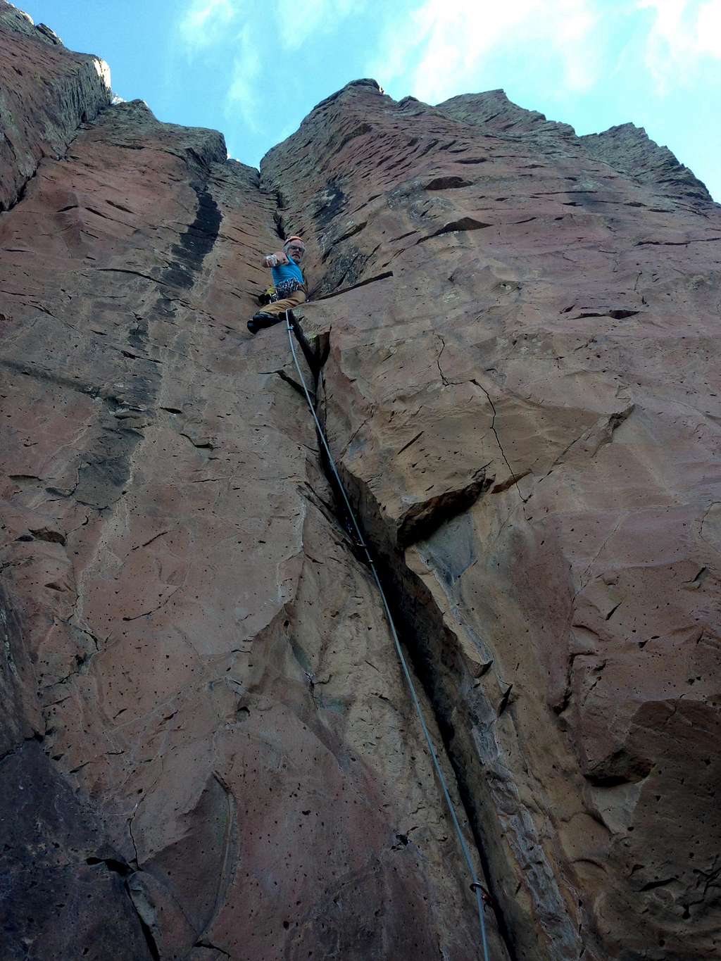 Dow leading Crack from Hell, 5.10b