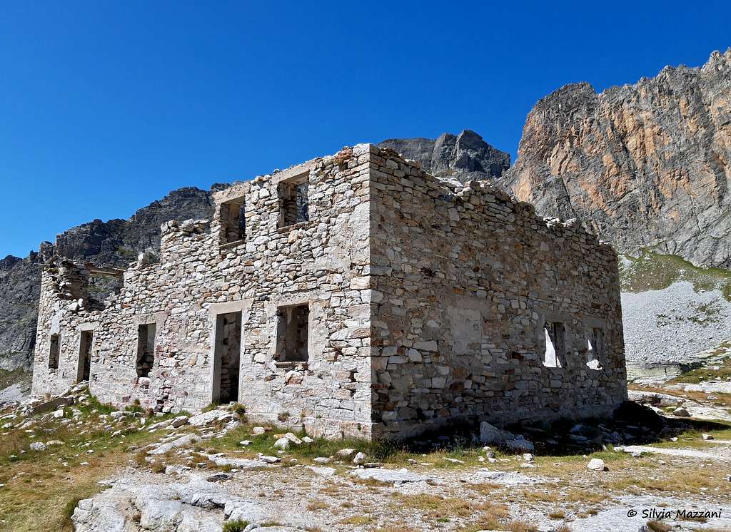 Military ruin near Lago Camoscere